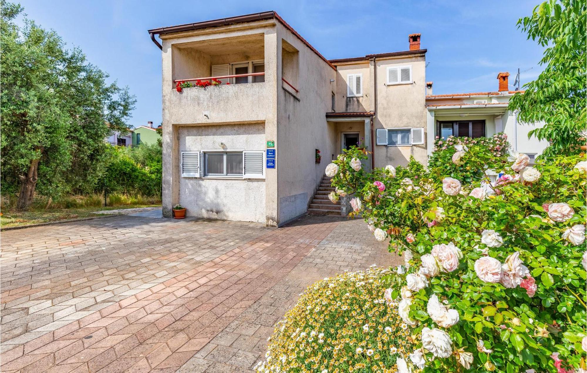 Nice Apartment In Pula With Kitchen Exterior photo